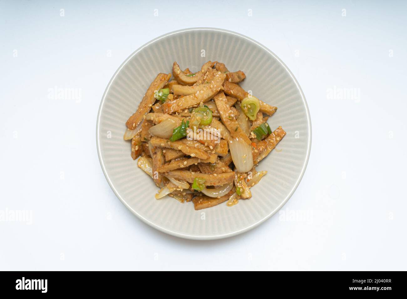 Gebratener Fischkuchen mit verschiedenen Gemüsesorten in einer Schüssel Stockfoto