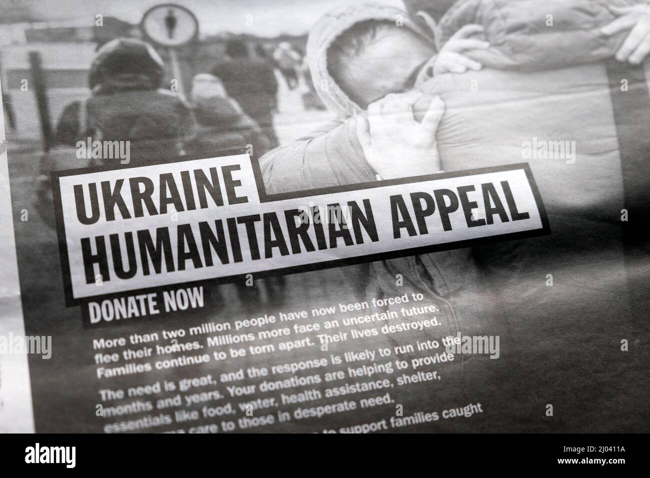 Ukraine Humanitarian Appeal Zeitungsannonce Werbung für Spenden, um Menschen zu helfen, die vor der russischen Invasion fliehen März 2022 London England Großbritannien Stockfoto