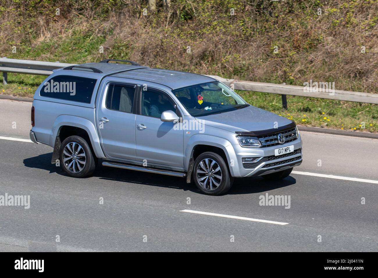 2020 silberner VW Volkswagen Amarok DC V6 TDI Adventura Black Edition 2967cc Diesel-SUV auf der M61 Motorway, Manchester, Großbritannien Stockfoto