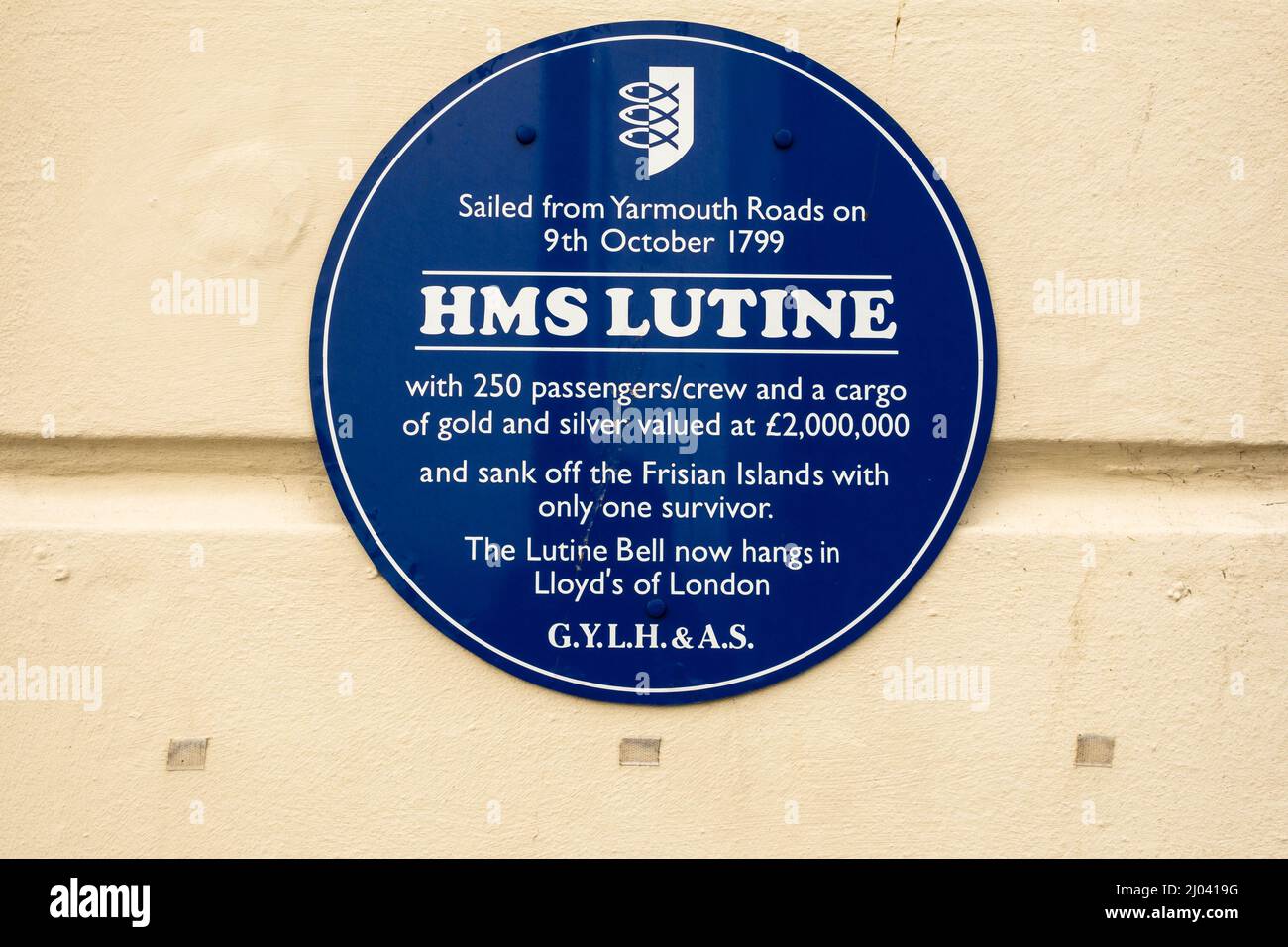 Blaue Tafel in Great Yarmouth über die HMS Lutine, die mit einem Überlebenden vor den friesischen Inseln sank Stockfoto