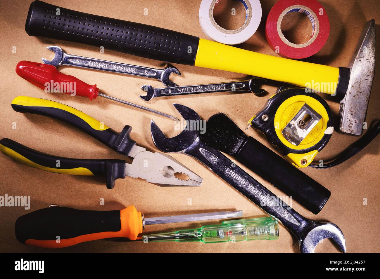 Abstrakte Komposition verschiedener Utensilien auf braunem Hintergrund. Stockfoto