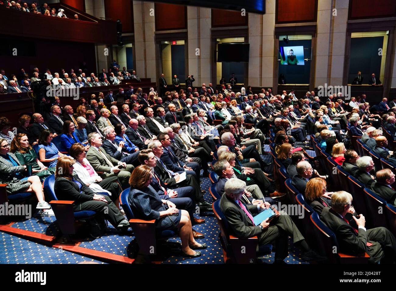 Der ukrainische Präsident Volodymyr Zelenskiy hält eine Videoansprache an Senatoren und Mitglieder des Repräsentantenhauses, die am 16. März 2022 im Kongresssaal des Capitol Visitor Center im US-Kapitol in Washington, USA, versammelt sind. Quelle: Sarah Silbiger/Pool via CNP /MediaPunch Stockfoto