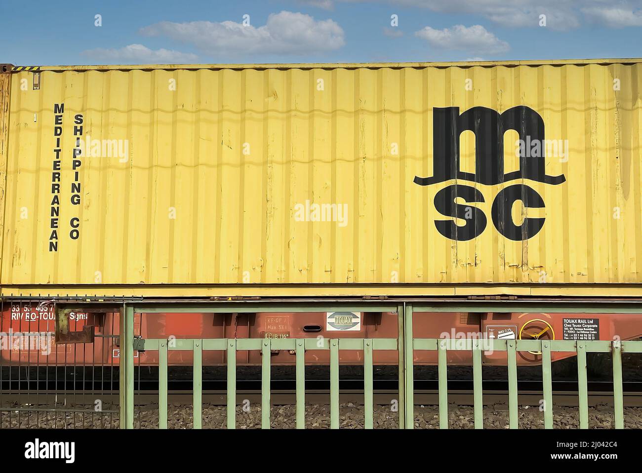 Viersen, Deutschland - März 9. 2022: Blick auf Güterzug mit einem Frachtcontainer der MSC mediterranean Reederei Stockfoto