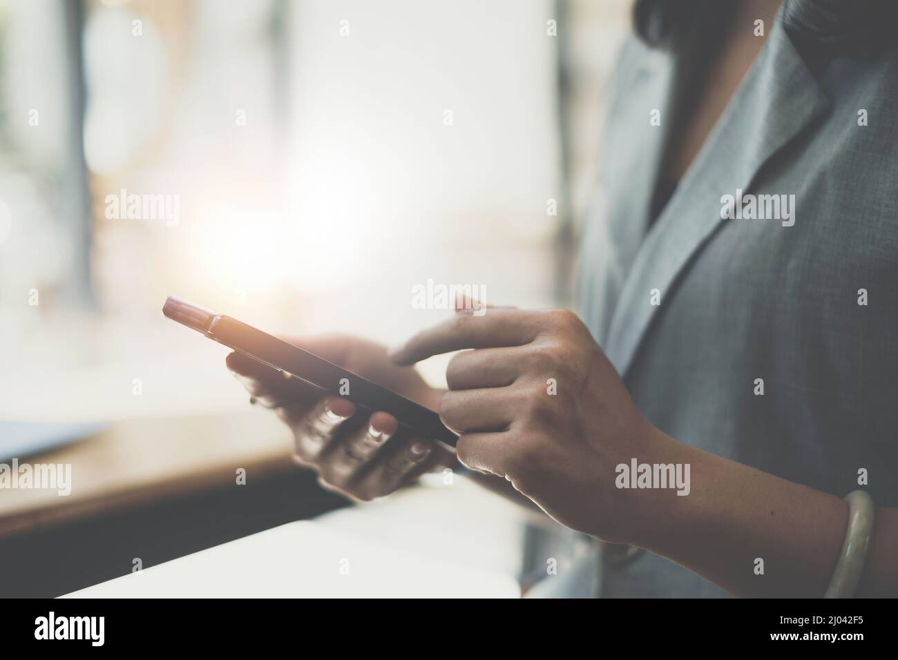 Eine Geschäftsfrau vervollständigt KYC mithilfe eines Online-Banking-Programms, um ein digitales Sparkonto zu eröffnen. Die Definition von Cyber-Sicherheit. Stockfoto