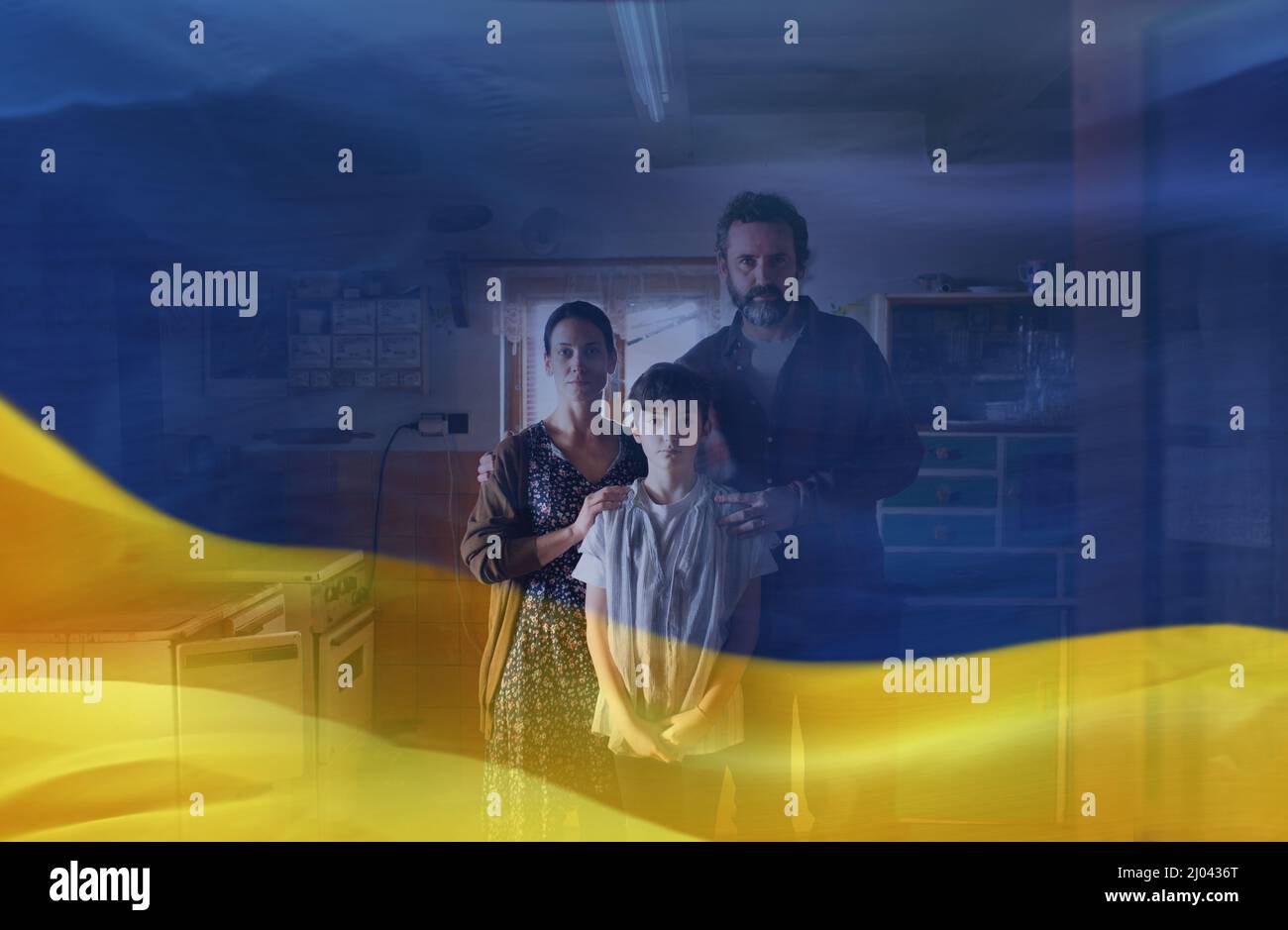 Doppelbelichtung von armen Familien mit kleiner Tochter und ukrainischer Flagge. Stockfoto