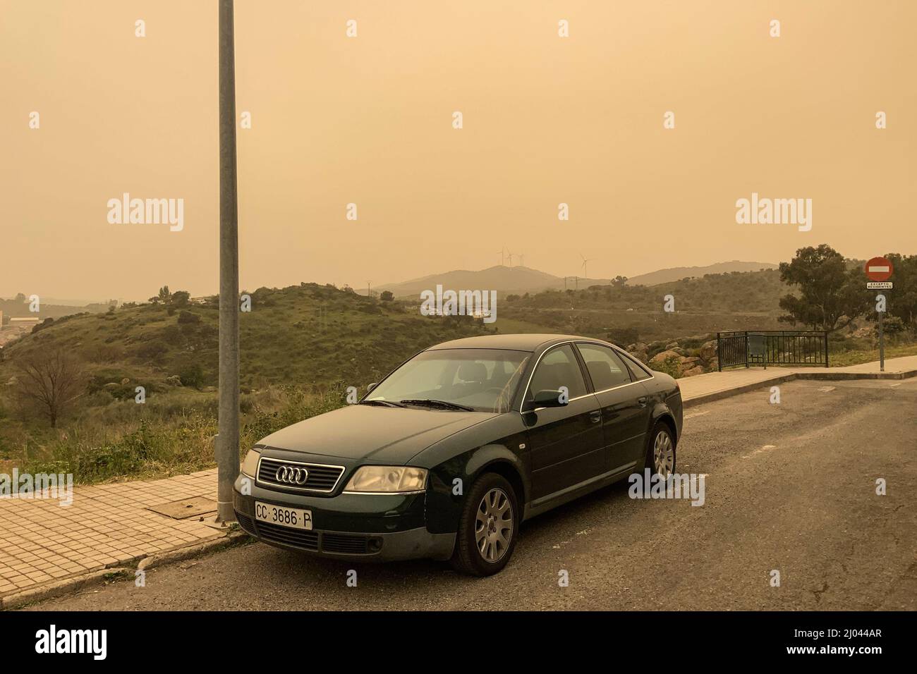 Haze bedeckt den Himmel Spaniens aufgrund des Celia-Sturms und der Sahara. Stockfoto