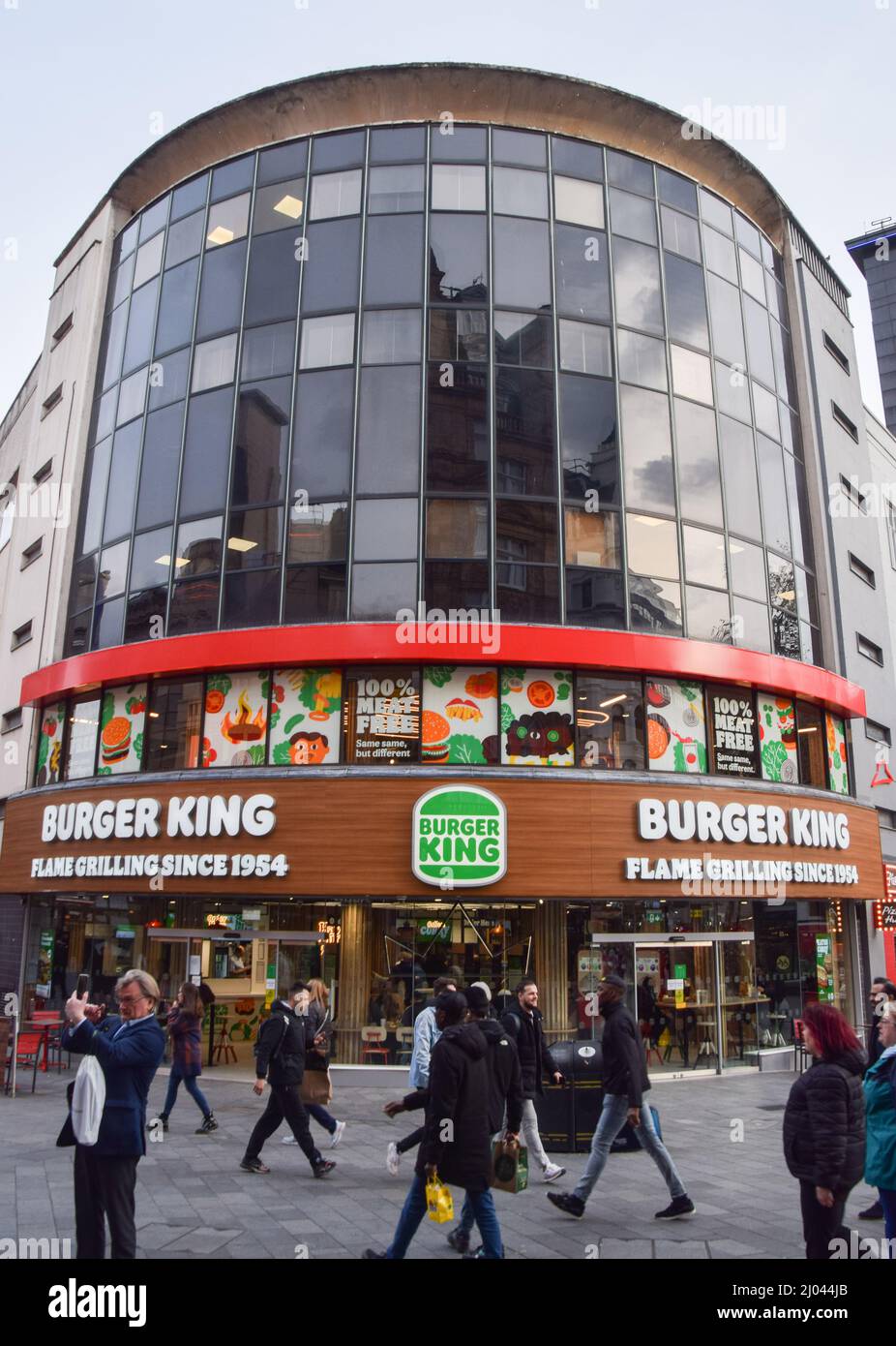 London, Großbritannien. 15.. März 2022. Das Flaggschiff-Restaurant Leicester Square von Burger King, einer der belebtesten Orte, hat seit einem Monat seine gesamte Speisekarte vegan gemacht. Stockfoto