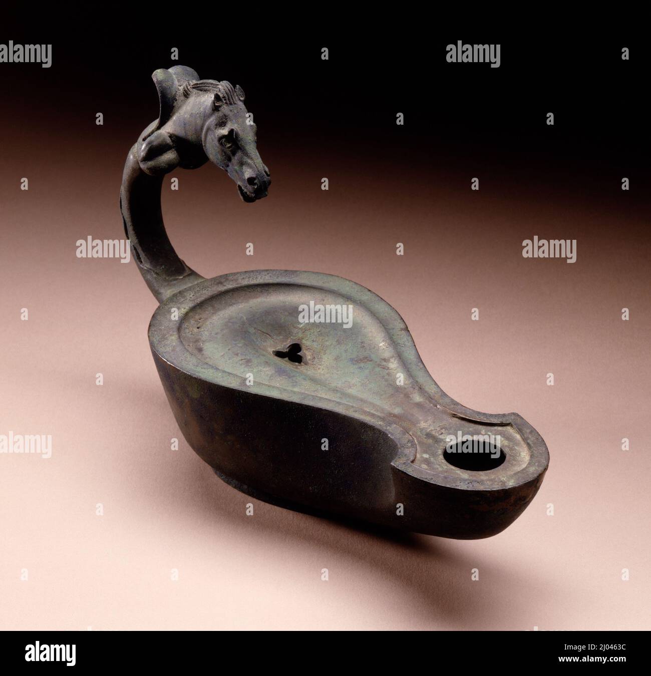 Lampe mit Griff in Form eines Pferdekopfes Stockfoto