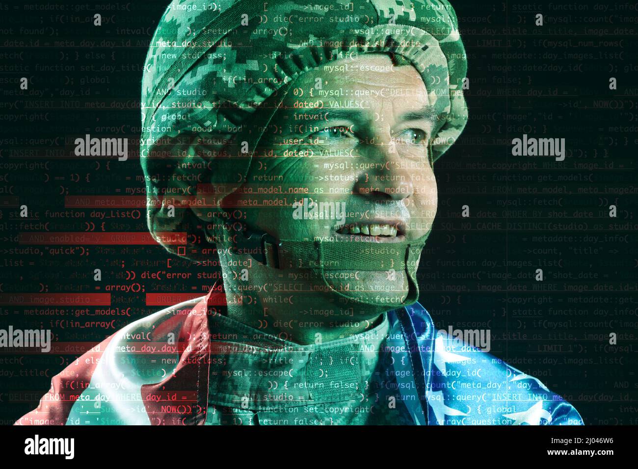 Doppelbelichtung von Computercode und amerikanischem Soldaten auf dunklem Hintergrund. Konzept der Cyberkriegsführung Stockfoto