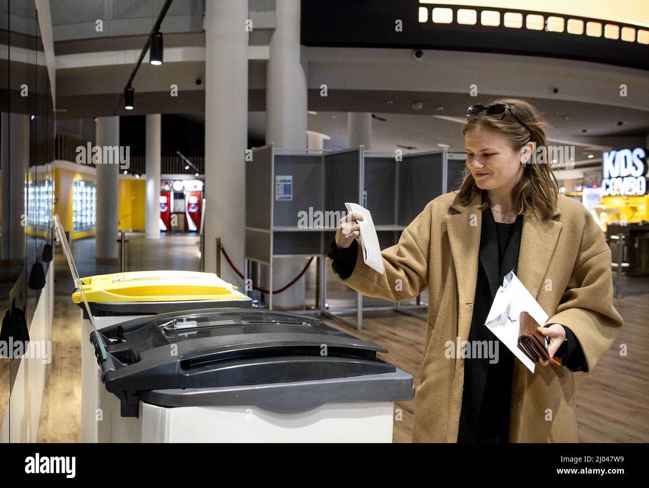AMSTERDAM - Kiezers brengen hun stem uit voor de gemeenteraadsverkiezingen in een Pathe-bioscoop. ANP SEM VAN DER WAL Stockfoto