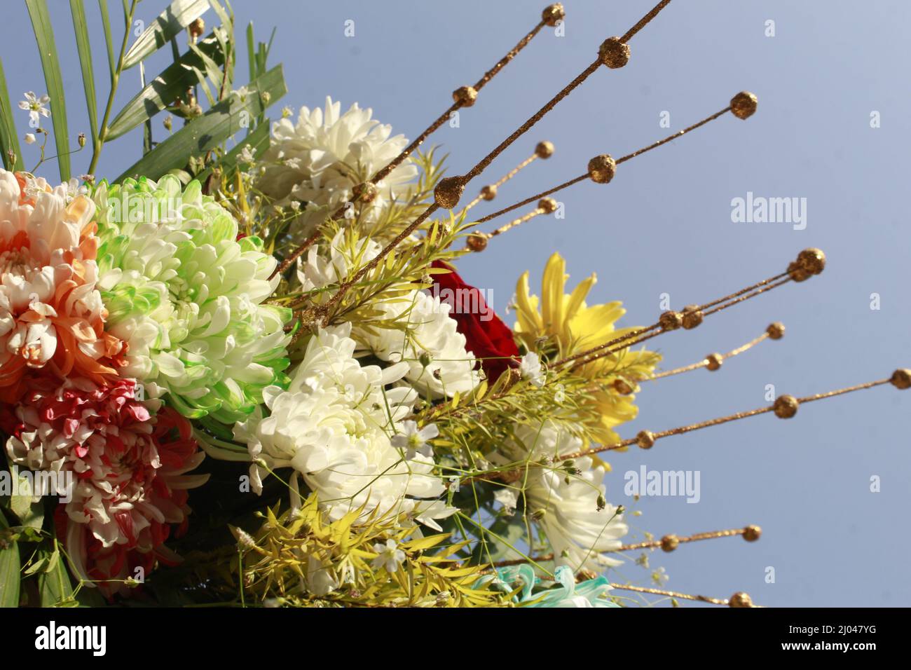 Nahaufnahme von frischem Blumenstrauß auf blauem Himmel Hintergrund. Stockfoto