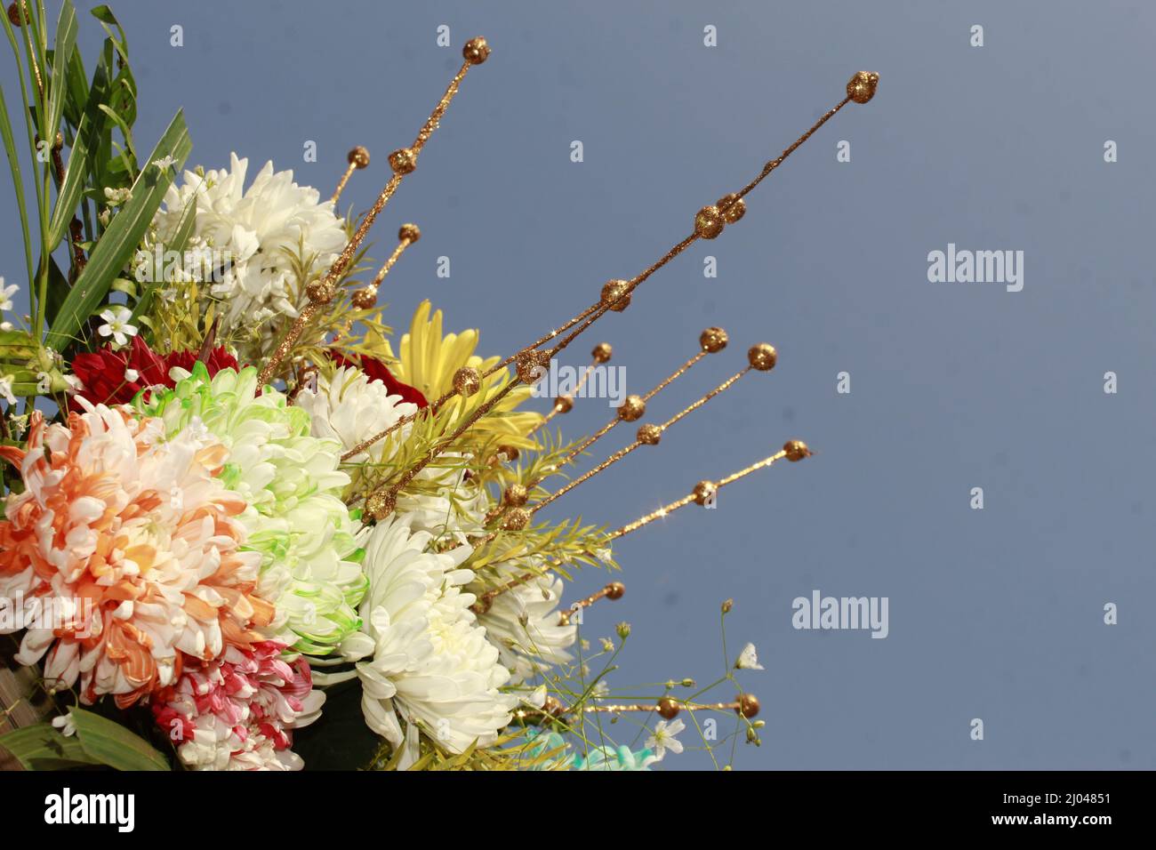 Frühling Blumenstrauß mit Himmel Hintergrund. Stockfoto
