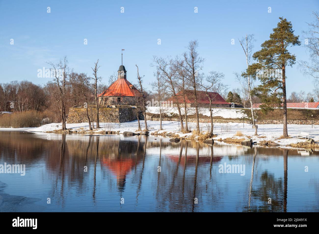 Die alte Festung Korela spiegelt sich im Wasser des Flusses Vuoksa wider. Frühlingshafte Naturlandschaft. Priozersk, Region Leningrad, Russland Stockfoto