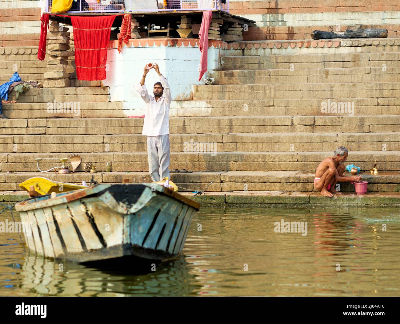Indien. Varanasi Benares Uttar Pradesh. Heilige Waschungen auf dem Fluss Ganges Stockfoto