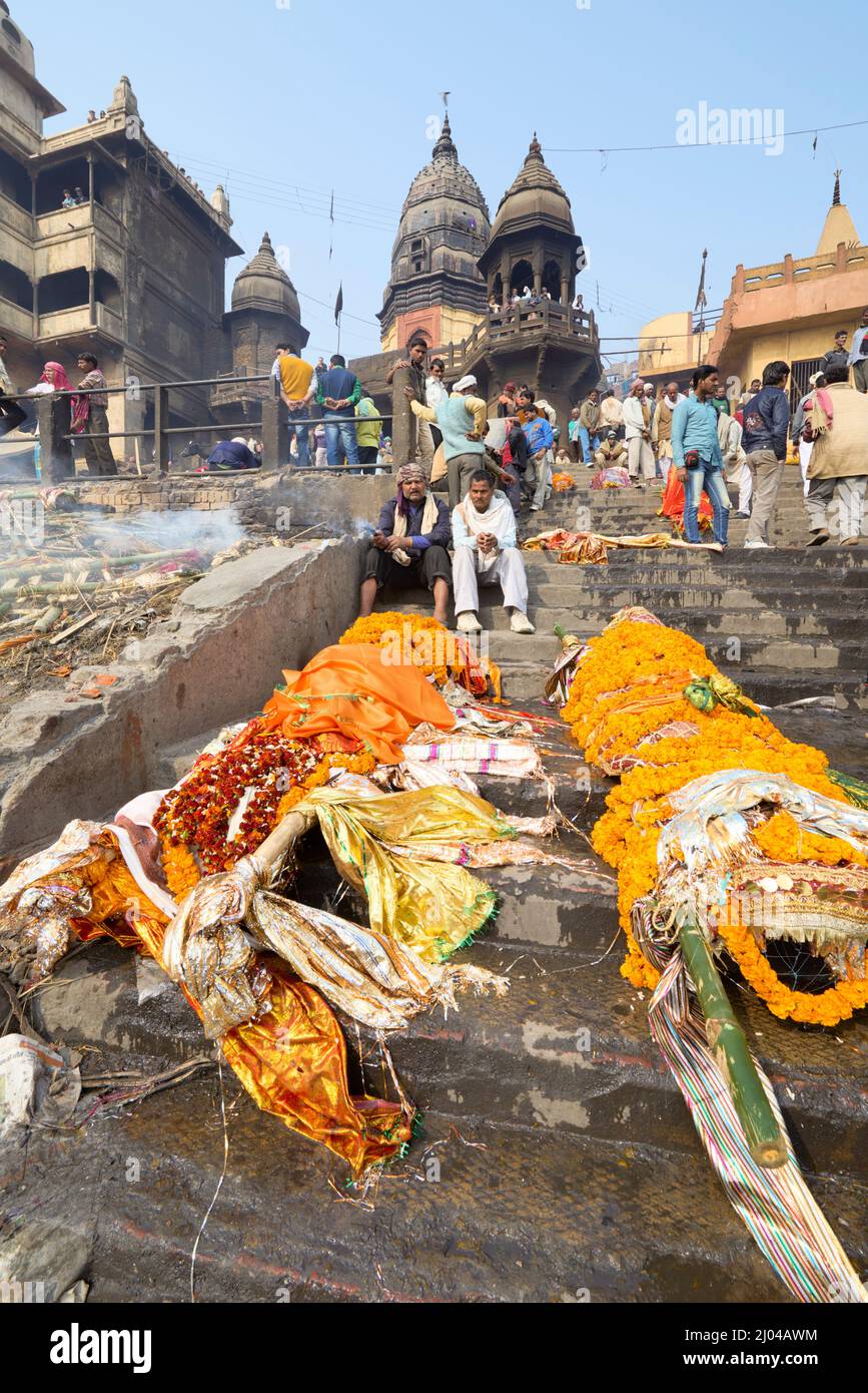 Indien. Varanasi Benares Uttar Pradesh. Der heilige Ritus der hinduistischen Brandungen am Fluss Ganges Stockfoto