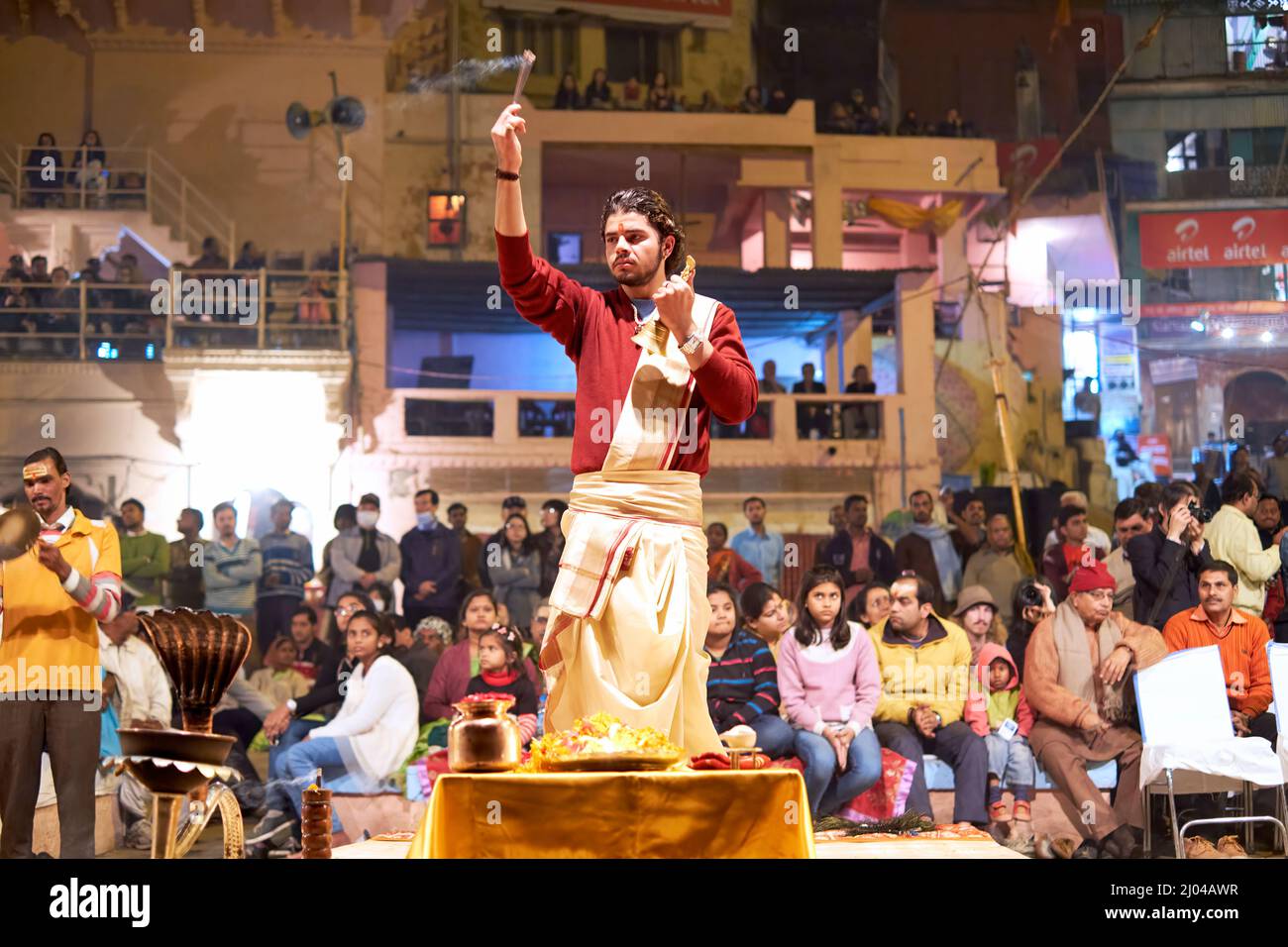 Indien. Varanasi Benares Uttar Pradesh. Aarti hindu Zeremonie am Fluss Ganges Stockfoto