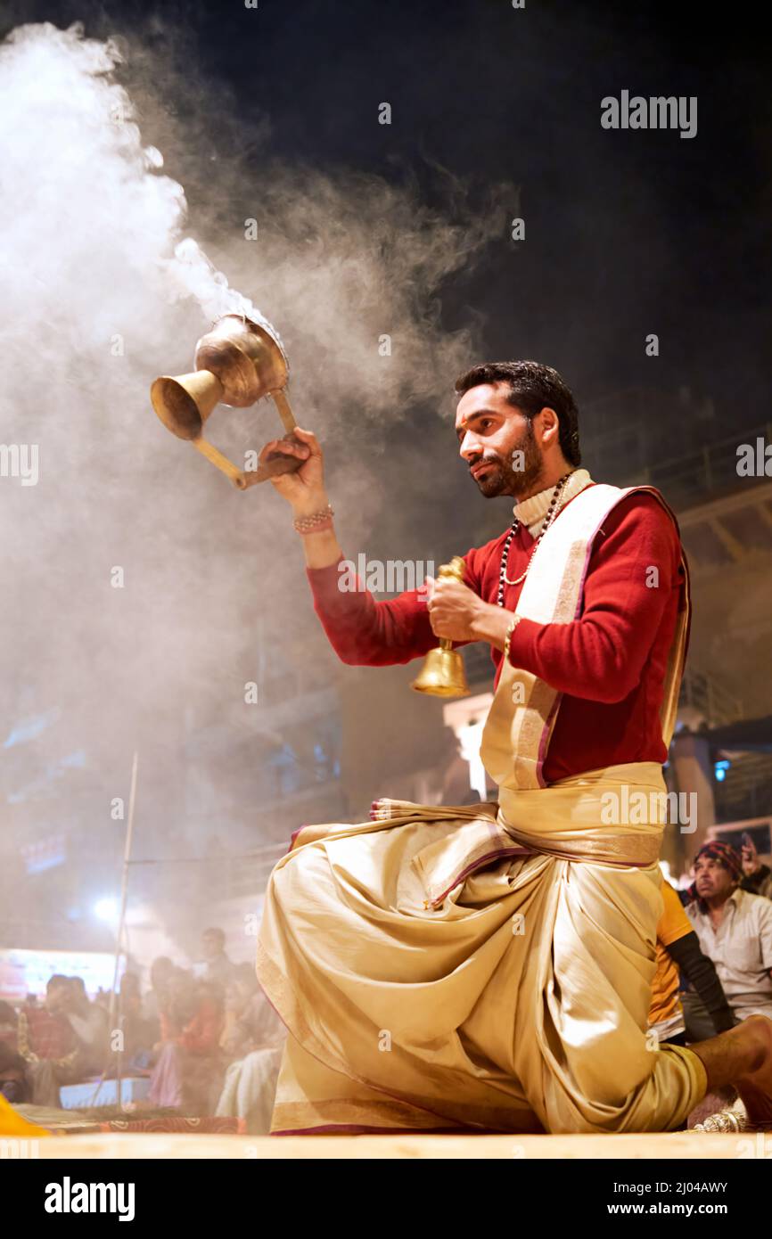 Indien. Varanasi Benares Uttar Pradesh. Aarti hindu Zeremonie am Fluss Ganges Stockfoto