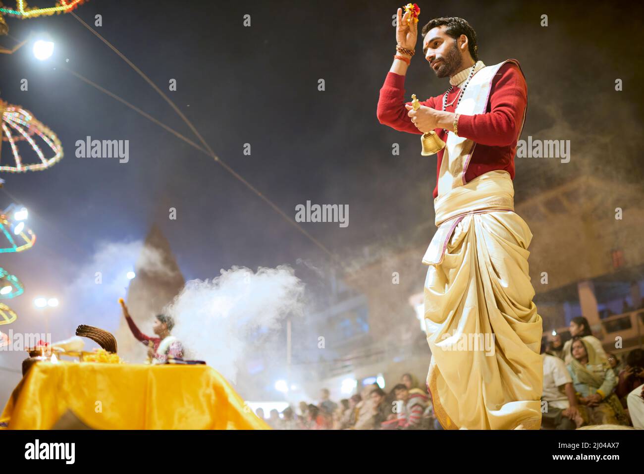 Indien. Varanasi Benares Uttar Pradesh. Aarti hindu Zeremonie am Fluss Ganges Stockfoto Indien. Varanasi Benares Uttar Pradesh. Aarti hindu Zeremonie am Fluss Ganges Stockfoto