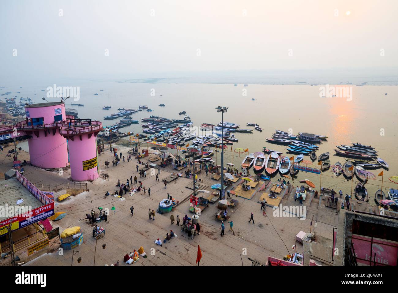 Indien. Varanasi Benares Uttar Pradesh. Der Fluss Ganges bei Sonnenaufgang Stockfoto