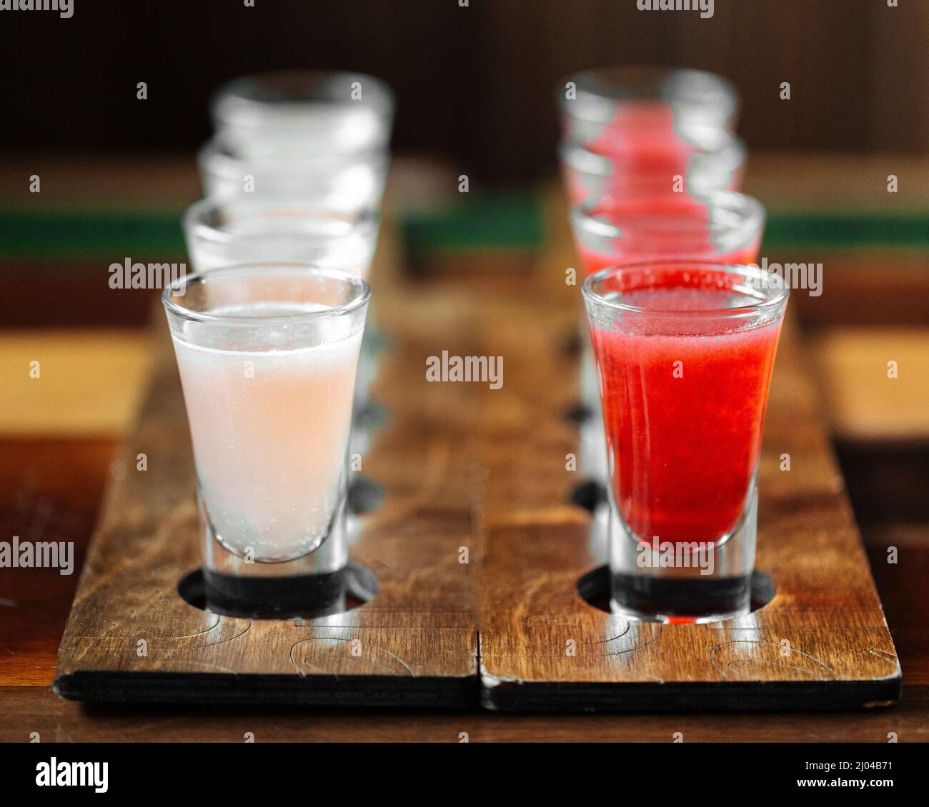 Cocktail-Shots mit süßem Alkohollikör Stockfoto