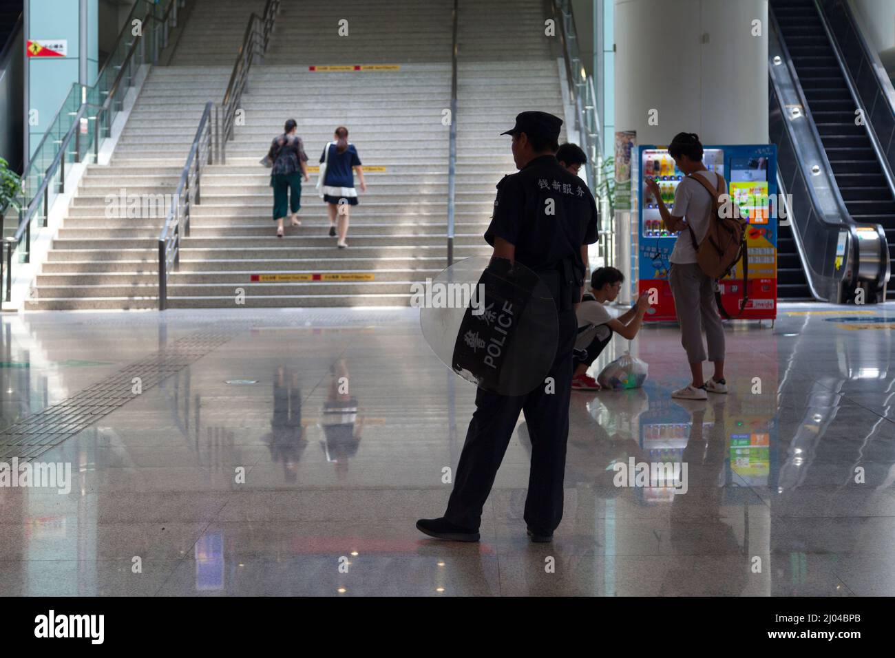 Hangzhou, China - 13 2018. August: Polizist patrouilliert im Ostbahnhof von Hangzhou. Stockfoto
