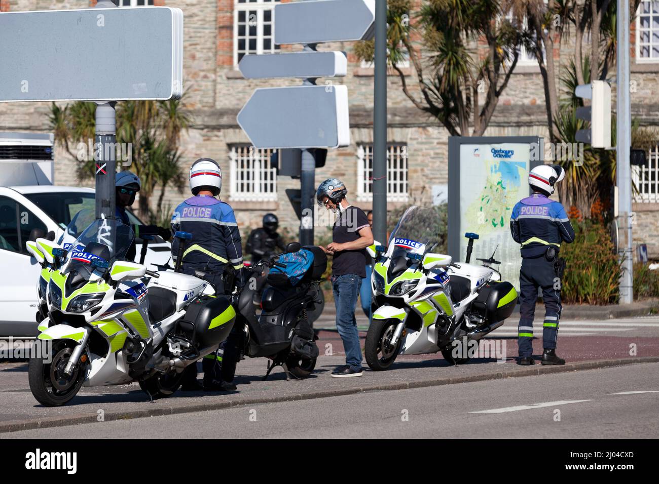 Cherbourg-en-Cotentin, Frankreich - August 06 2020: Nationale Polizei-Biker überprüfen einen Motorroller-Fahrer. Stockfoto