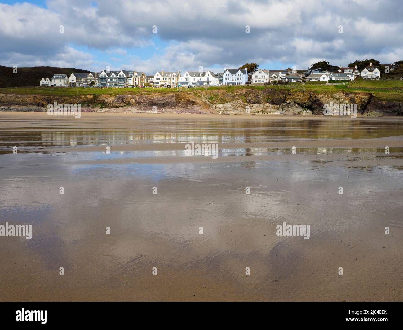 Häuser mit Blick auf Polzeath Beach, Cornwall, Großbritannien Stockfoto