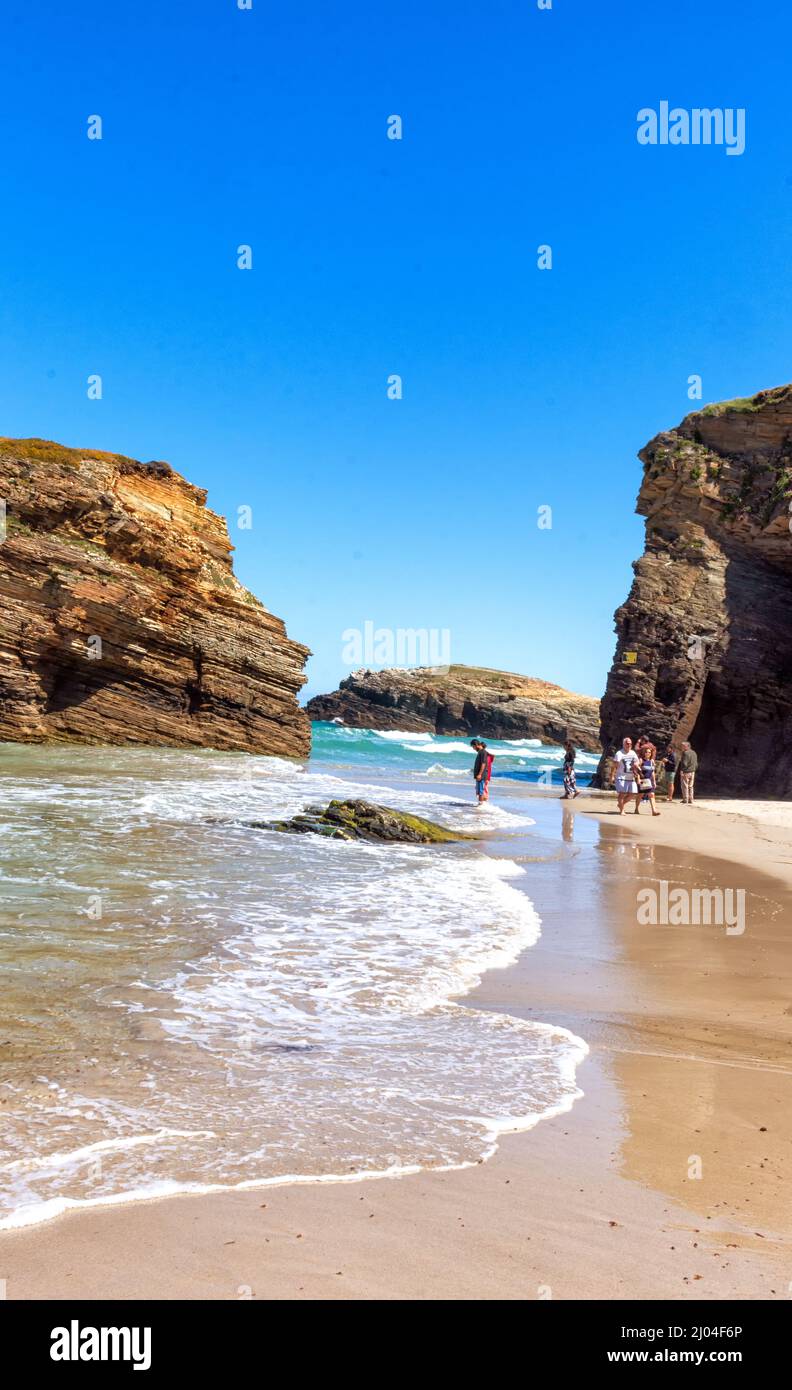 Playa de las Catedrales con formaciones rocosas en Ribadeo, Galicien Stockfoto