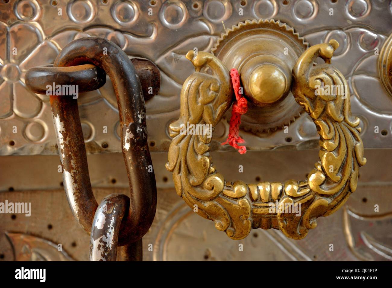 Bhurakhiya Amreli Gujarat India Okt. 07 2017 - Vintage Türen antike Pfauenform Messinggriff und rostige Eisenkette des Bhurakhiya Hanuman Temple. Stockfoto