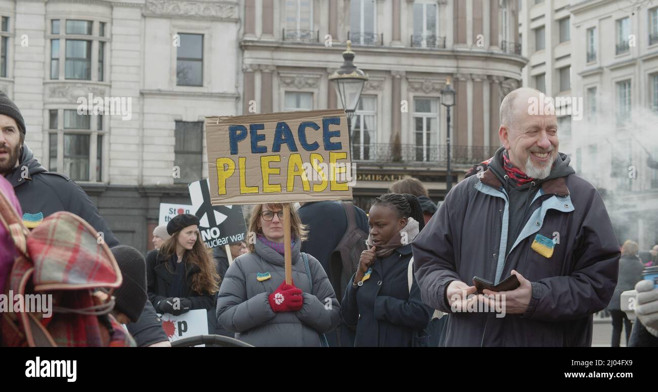 London, Großbritannien - 03 06 2022: Eine Frau protestierte auf dem Trafalgar Square mit einem Schild, ‘Peace Please’, in den Farben Blau und Gelb, zur Unterstützung der Ukraine“. Stockfoto