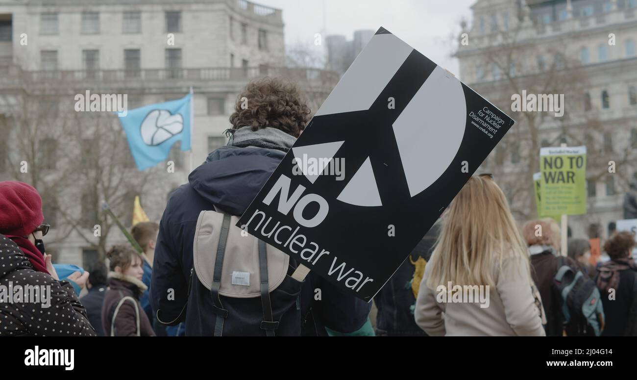 London, Großbritannien - 03 06 2022: Protestierender auf dem Trafalgar Square mit dem Zeichen ‘No Nuclear war’, der sich für nukleare Abrüstung einsetzt, um die Ukraine zu unterstützen. Stockfoto