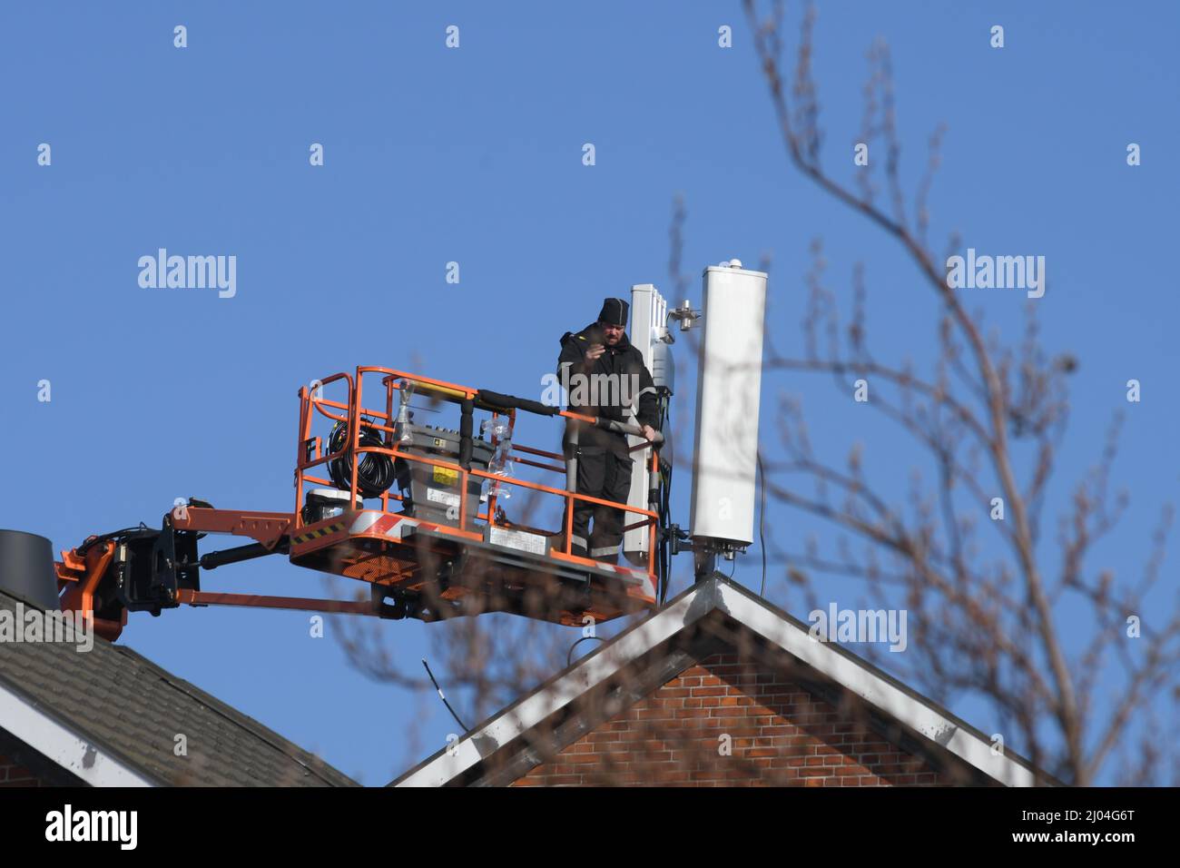 Kastrup/Dänemark/.16. März 2022/ Techniker arbeitet an Kriegsalarmierungssirene auf einem Dach in Kastrup Kopenhagen Dänemark. (Foto..Francis Dean/Dean Picturs) Stockfoto