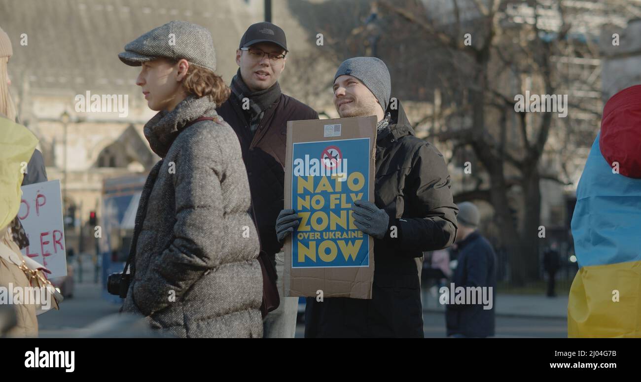London, Großbritannien - 03 06 2022: Ein Mann protestiert auf dem Parliament Square in Westminster und hält ein Schild mit der Aufschrift ‘NATO No Fly Zone over Ukraine Now’. Stockfoto