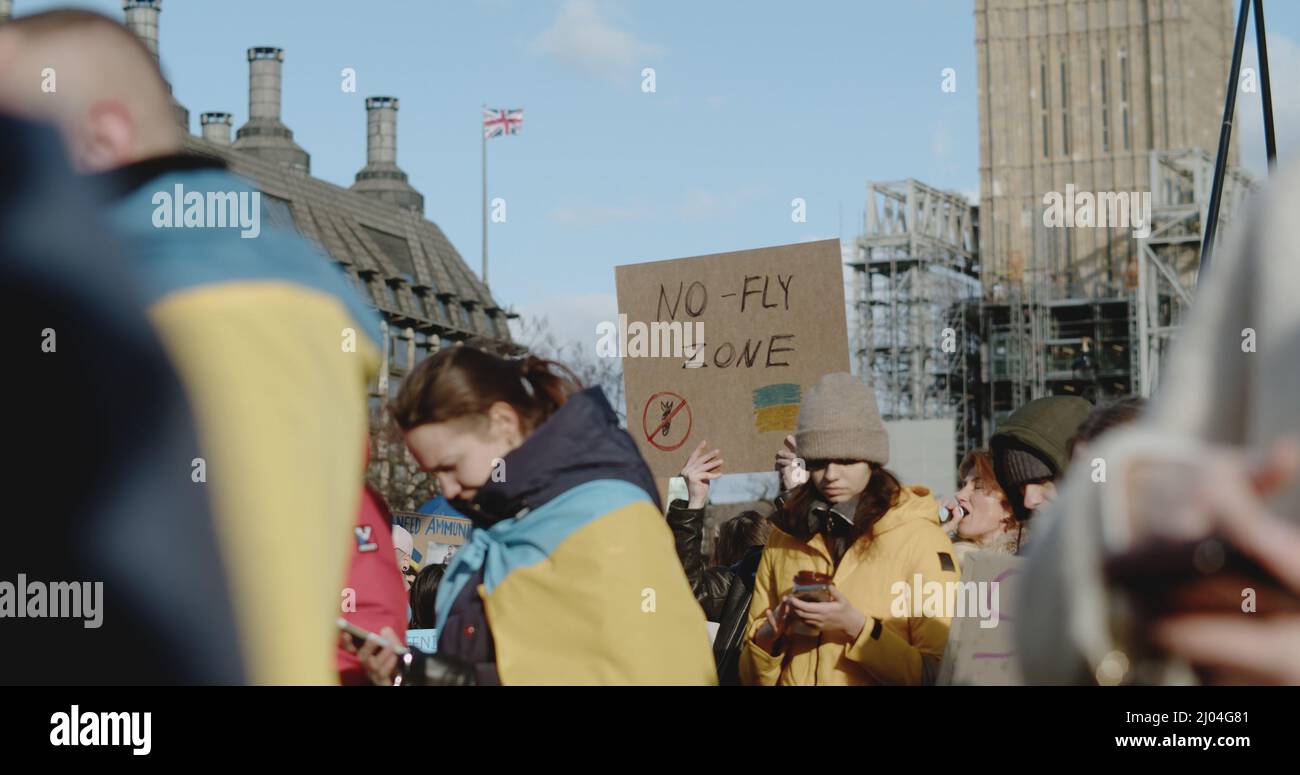 London, Großbritannien - 03 06 2022: Protestierende unter einer Menschenmenge am Parliament Square in Westminster, mit einem Schild ‘No Fly Zone’, zur Unterstützung der Ukraine. Stockfoto