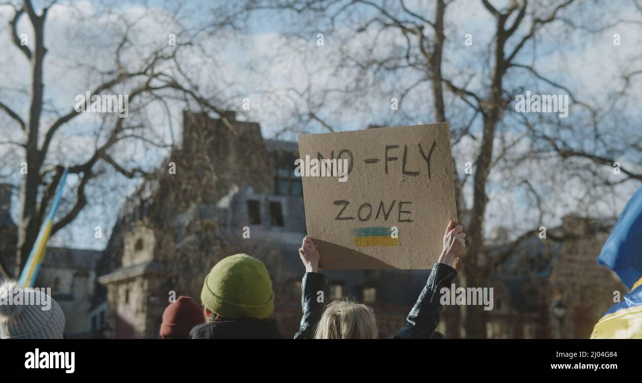London, Großbritannien - 03 06 2022: Eine Frau protestierte am Parliament Square, unter einer Menschenmenge, mit einem Schild, ‘No Fly Zone'. Stockfoto