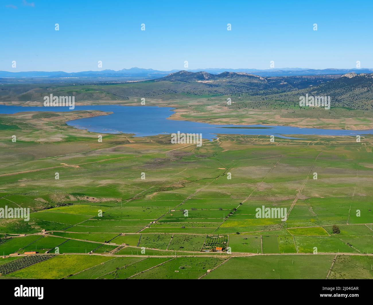 Horizontales Foto der ländlichen Landschaft mit Seen und Bergen Stockfoto
