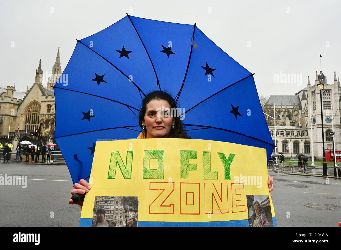 London, Großbritannien. Ein ukrainischer Aktivist protestierte, wie vom ukrainischen Präsidenten Wolodymyr Zelenksy gefordert, für eine NATO-Flugverbotszone. Parliament Square, London. UK Credit: michael melia/Alamy Live News Stockfoto