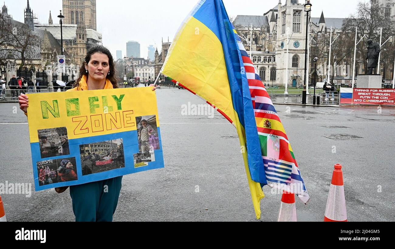 London, Großbritannien. Ein ukrainischer Aktivist protestierte, wie vom ukrainischen Präsidenten Wolodymyr Zelenksy gefordert, für eine NATO-Flugverbotszone. Parliament Square, London. UK Credit: michael melia/Alamy Live News Stockfoto
