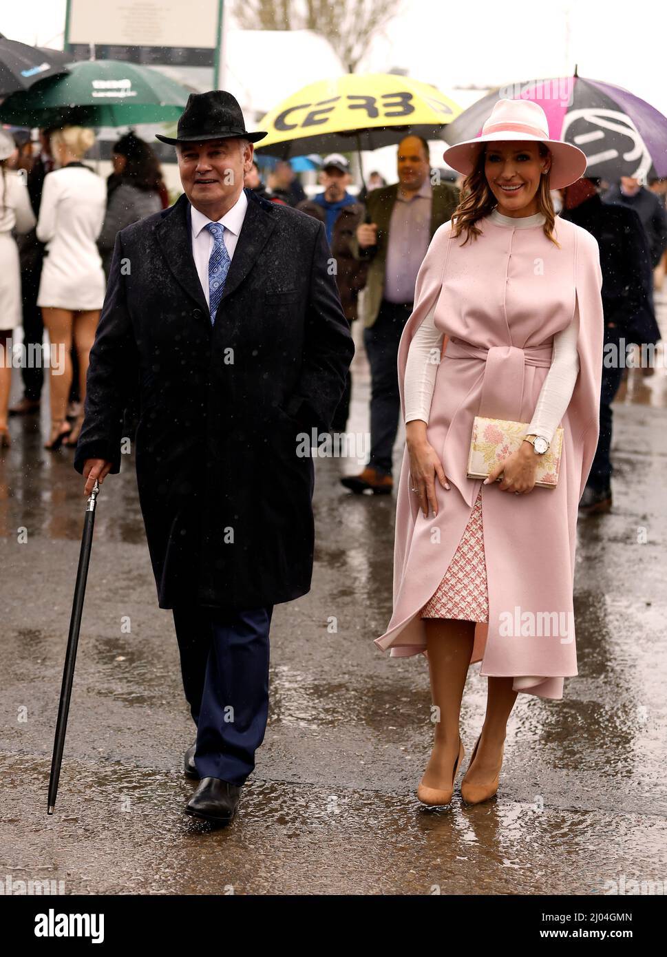 GB News die Moderatoren der Frühstücksshow Eamonn Holmes und Isabel Webster am zweiten Tag des Cheltenham Festivals auf der Pferderennbahn Cheltenham. Bilddatum: Mittwoch, 16. März 2022. Stockfoto