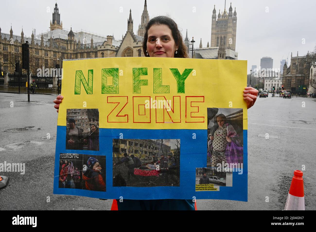 London, Großbritannien. Ein ukrainischer Aktivist protestierte, wie vom ukrainischen Präsidenten Wolodymyr Zelenksy gefordert, für eine NATO-Flugverbotszone. Parliament Square, London. UK Credit: michael melia/Alamy Live News Stockfoto