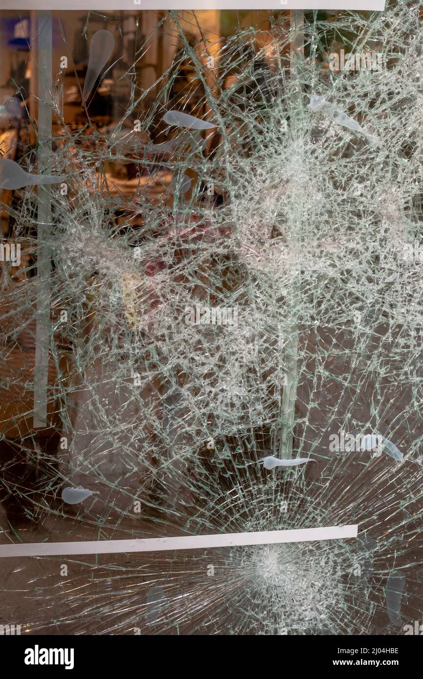 Beschädigtes Schaufenster. Zerbrochenes Glas. Gewaltkonzept. Stadtkriminalität. Lausanne, Schweiz. Stockfoto