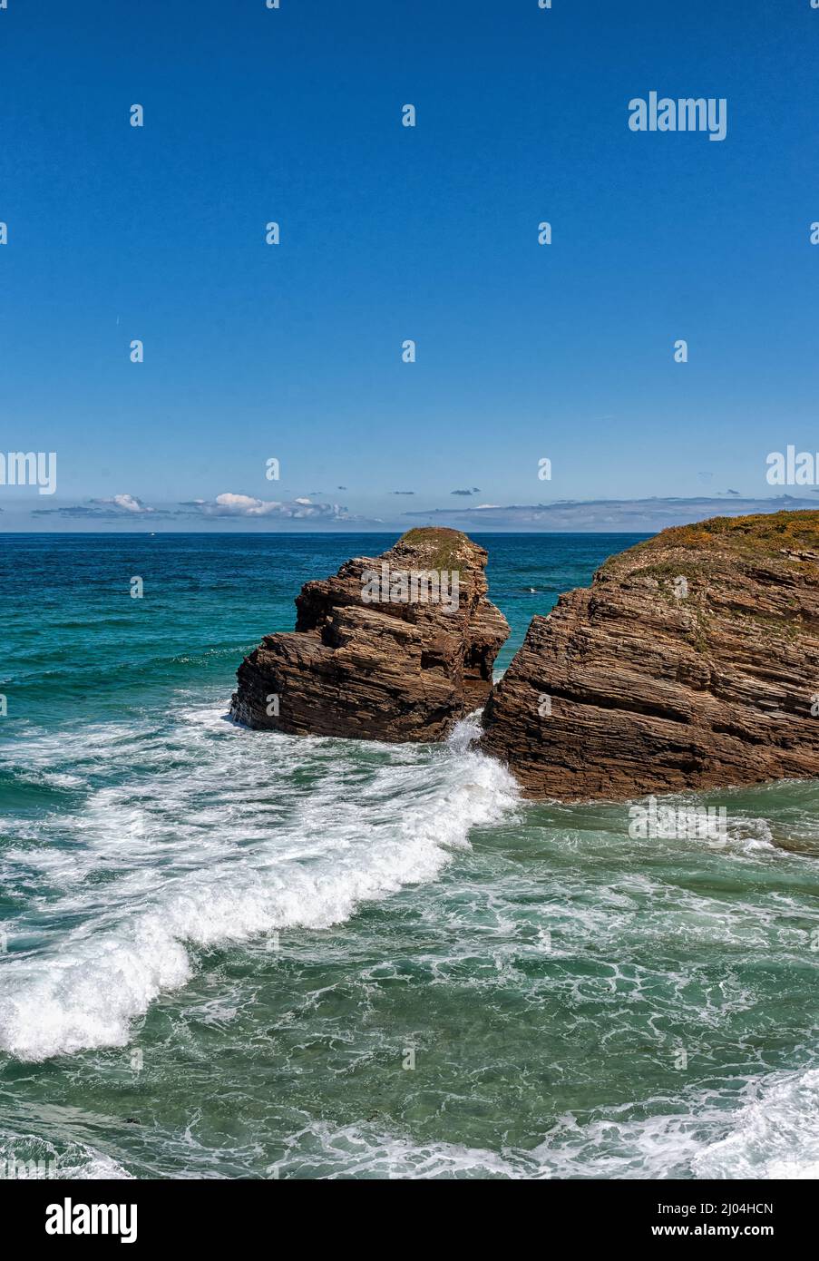 Playa de las Catedrales con formaciones rocosas en Ribadeo, Galicien Stockfoto