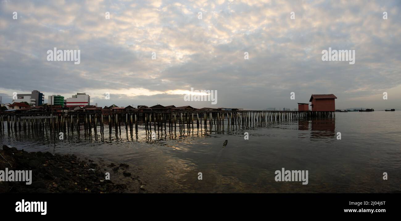 Anlegestelle des Penang Clans auf dem Holzstelzenhaus am Sonnenaufgang Stockfoto