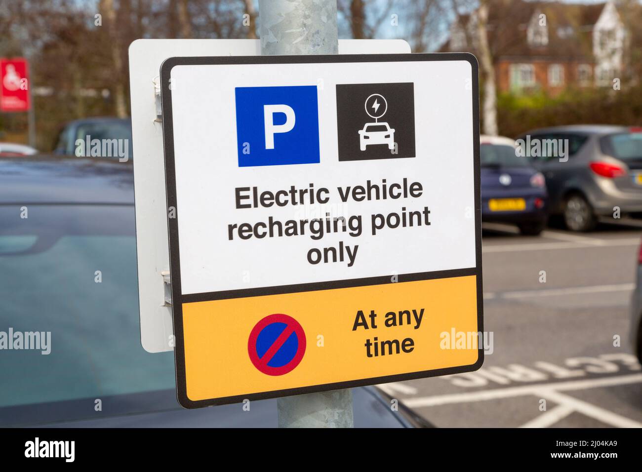 Elektrofahrzeug-Ladepunkt-Schild, nur Parkplatz für Elektroautos, kent, großbritannien Stockfoto