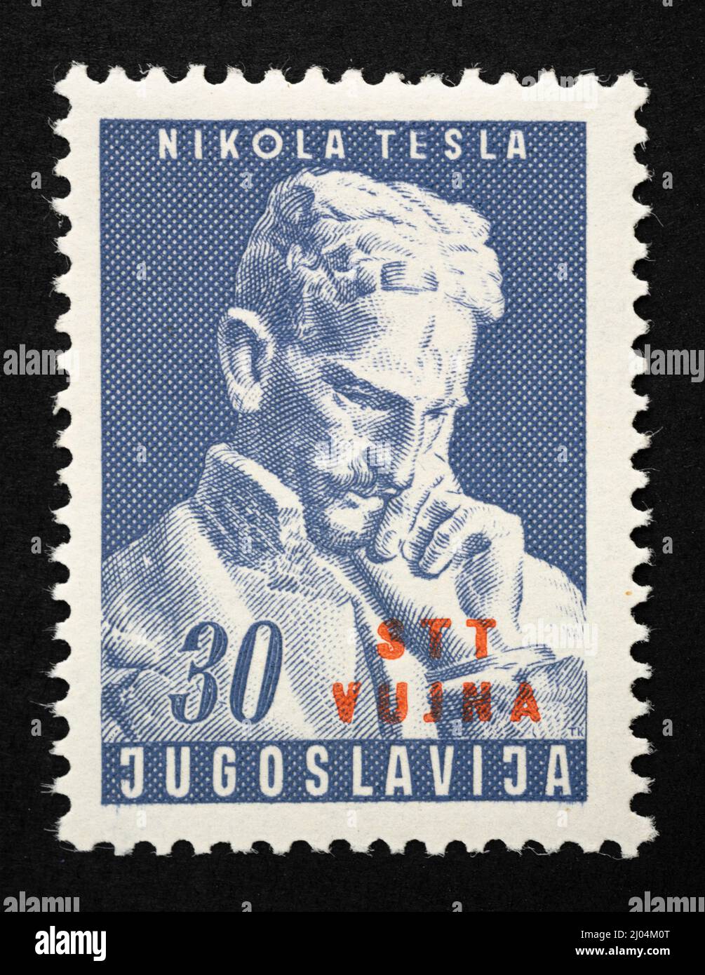 Festliche Briefmarke mit dem Bild von Nikola Tesla aus dem ehemaligen Jugoslawien mit dem Aufdruck des freien Territoriums von Triest, Zone B des Jahres 19 Stockfoto