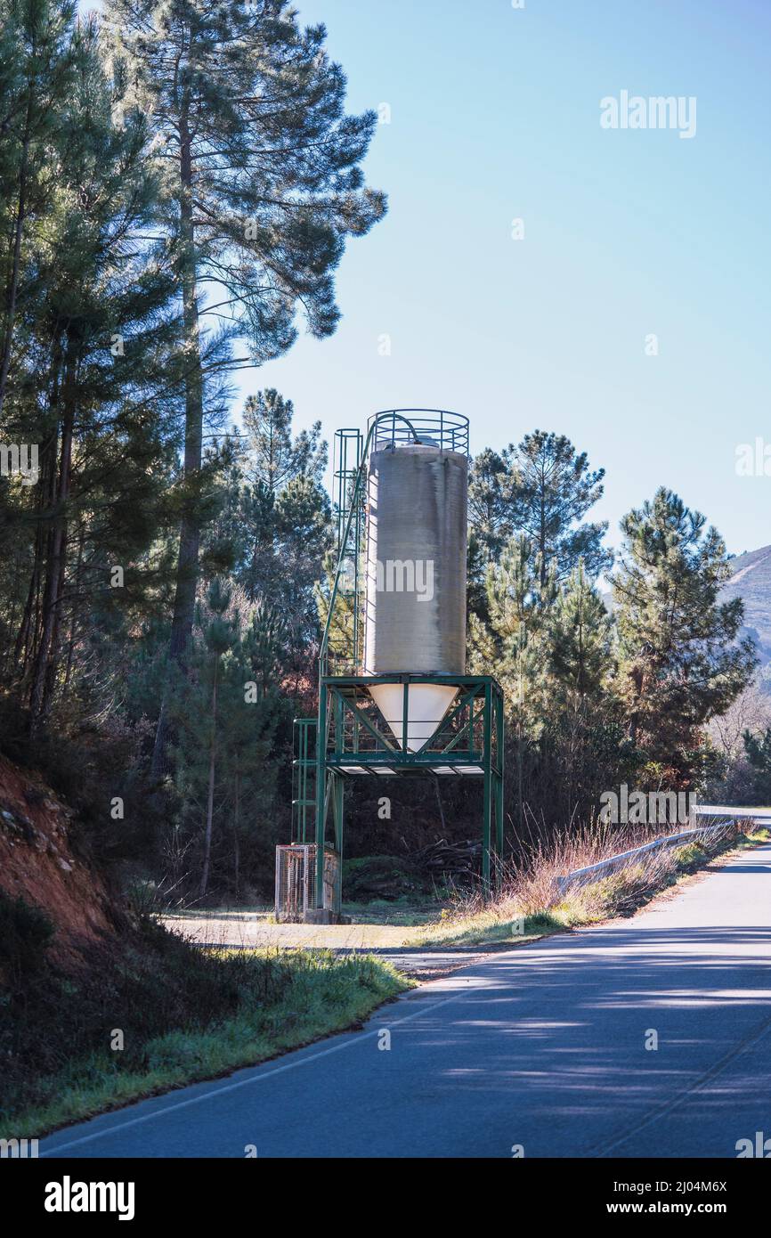 Offizieller Silo-Wartungsservice für die Lagerung von Straßensalz mit Blick auf die Schneezeit. Silobehälter aus Polyester und Glasfaser. Mit vertikaler Leiter aus Metall Stockfoto