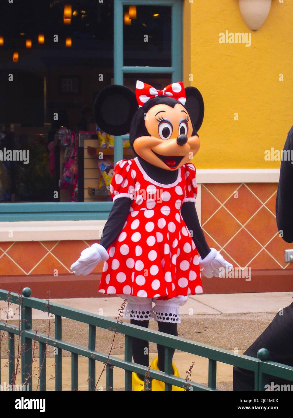 Vertikale Aufnahme einer Person in einem Minnie-Maus-Kostüm in Disneyland  Paris Stockfotografie - Alamy