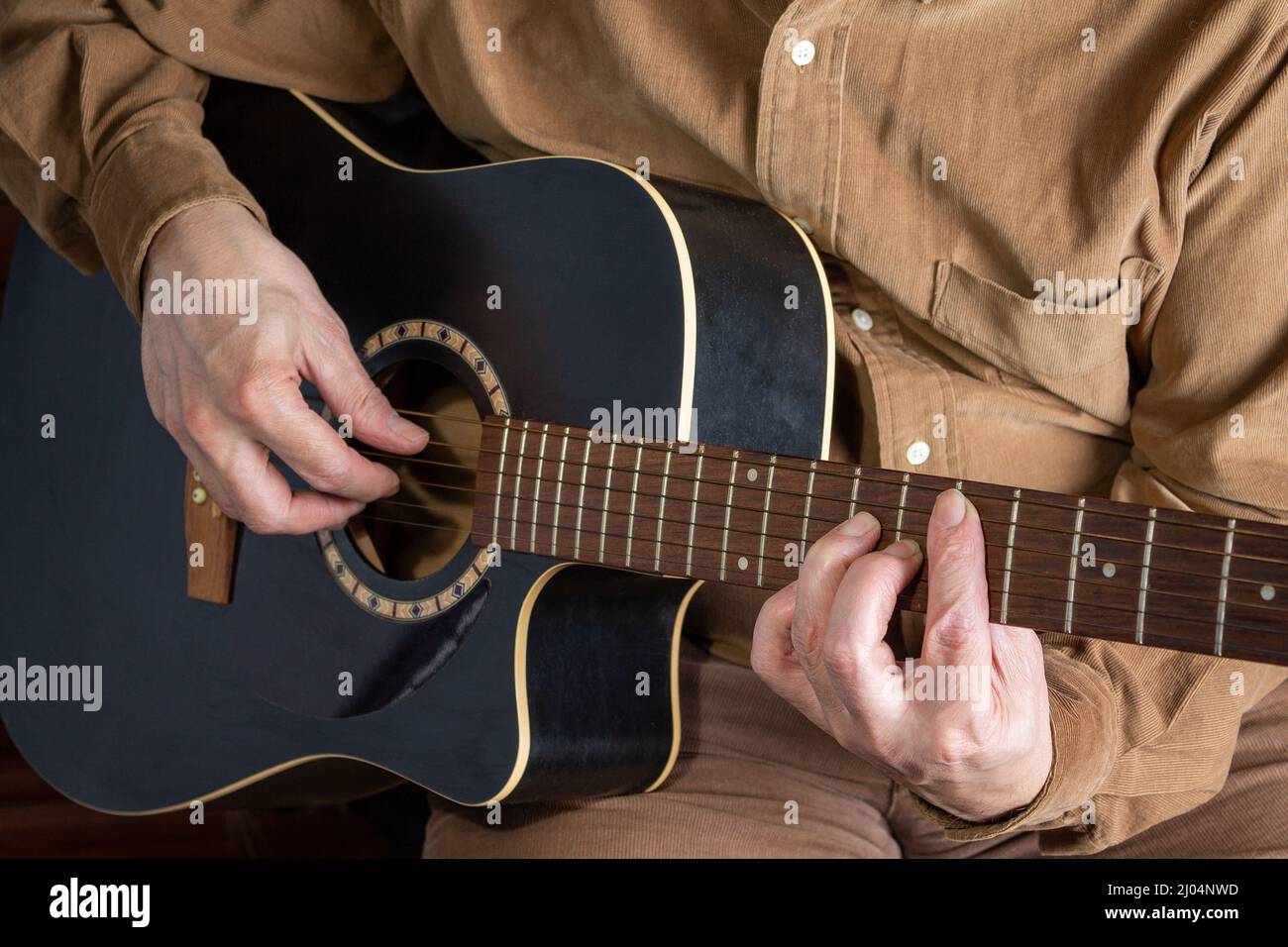 Mann, der eine sechsssaitige Gitarre spielt, Nahaufnahme Stockfoto