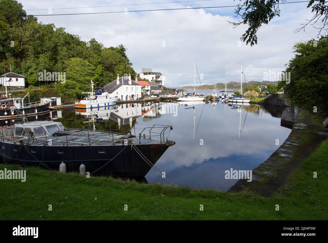 Die Boote vertäuten am Crinan Canal im Ardrishaig Basin in der Nähe von Lochgilphead, Argyll und Bute, Schottland Stockfoto