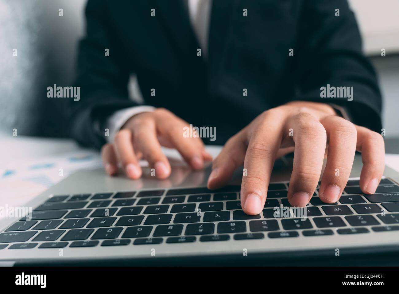 Nahaufnahme Geschäftsmann Hand tippen auf einem Computer Stockfoto